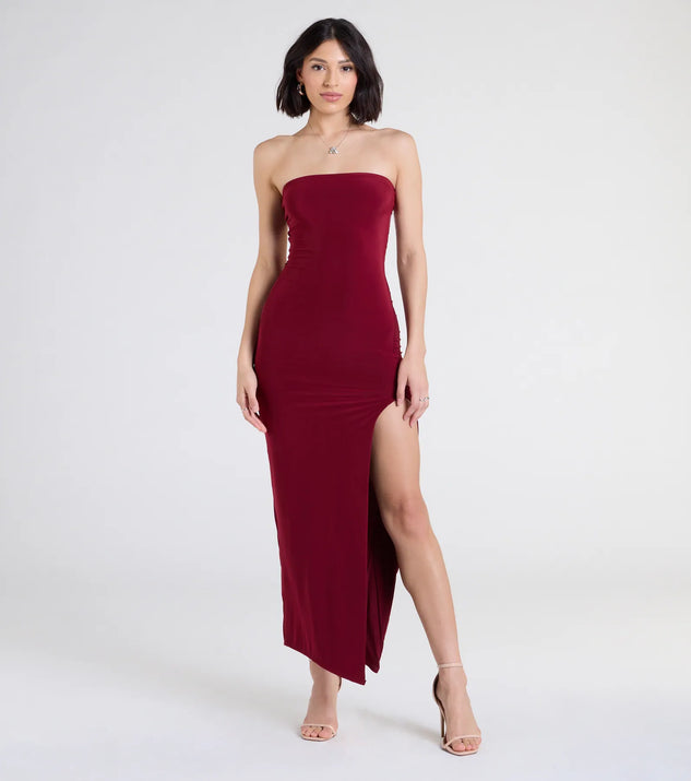 Whether you're headed to brunch or running errands, the Sleek Fit Strapless High Slit Maxi Dress in wine delivers effortless style in a breathable, go-to casual dress.