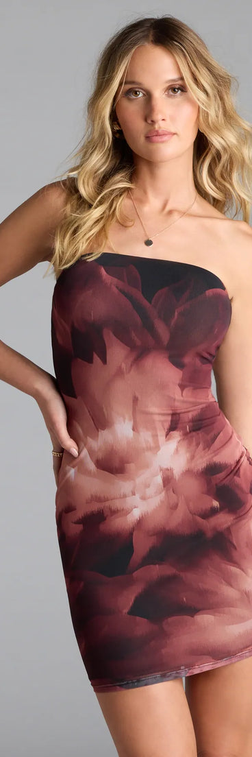 Whether you're headed to brunch or running errands, the Abstract Effect Strapless Bodycon Mini Dress in black delivers effortless style in a breathable, go-to casual dress.