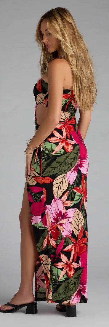 Style your seasonal looks with the Destination Paradise Tropical Slit Maxi Dress, a trend-right, black fall dress designed for any plan on your calendar with new and unqiue details.