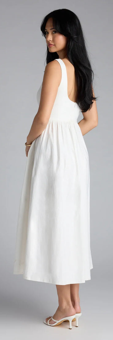 Soak up the season in the Weekend Chic Sleeveless Midi Dress, a white sundress styled for easy days, outdoor plans, and everything in between.