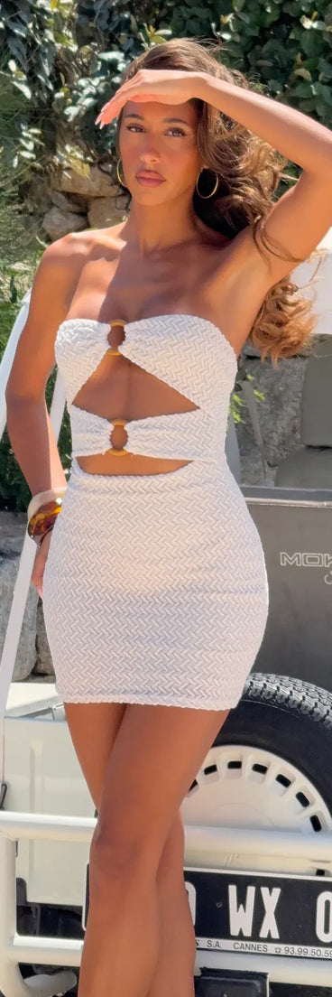 Style your seasonal looks with the Tan Lines Cutout Bodycon Mini Dress, a trend-right, natural fall dress designed for any plan on your calendar with new and unqiue details.