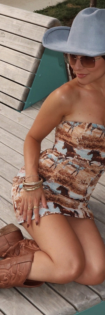 Style your seasonal looks with the Western Style Horse Tapestry Mini Dress, a trend-right, fall dress designed for any plan on your calendar with new and unqiue details.