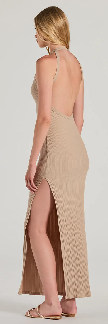 Celebrate the winter holidays in a natural long dress like the Fall Into Fashion Crew Neck Open Back Maxi Dress, designed with timeless charm for party-ready occasions from winter bridesmaid looks to Winter Formal dances.