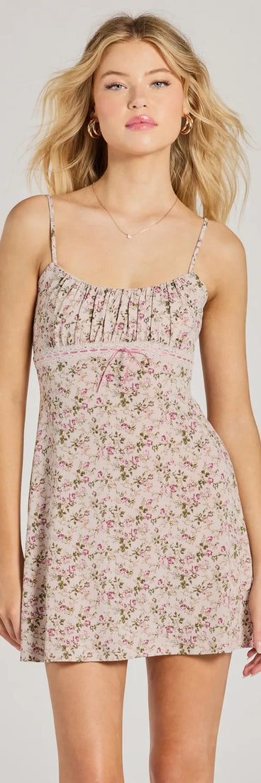 Step into winter chic with the Sweet Side Lace Trim Floral A-Line Mini Dress, a natural mini dress featuring an above-the-knee cut ideal for cocktail parties, festive gatherings, or clubwear.