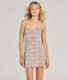 Step into winter chic with the Sweet Side Lace Trim Floral A-Line Mini Dress, a natural mini dress featuring an above-the-knee cut ideal for cocktail parties, festive gatherings, or clubwear.