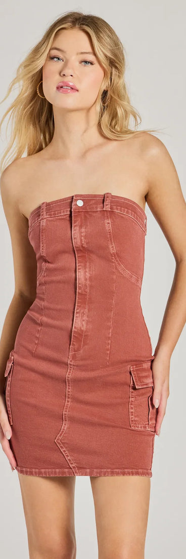 Step into winter chic with the Charming Attitude Strapless Bodycon Denim Mini Dress, a rust mini dress featuring an above-the-knee cut ideal for cocktail parties, festive gatherings, or clubwear.