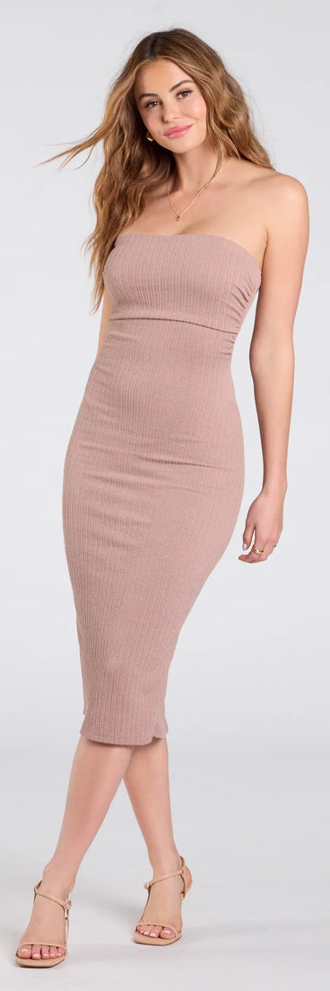 With its mid-calf hem and popular flattering fit, the Easily Gorgeous Strapless Cable Knit Midi Dress in taupe nails the balance of trend and ease, redefining go-to midi dresses for any occasion.