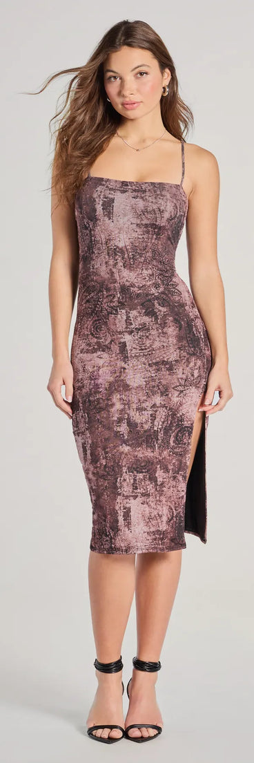 With its mid-calf hem and popular flattering fit, the Artsy Babe Paisley Bodycon Slit Midi Dress in plum nails the balance of trend and ease, redefining go-to midi dresses for any occasion.