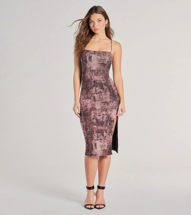 With its mid-calf hem and popular flattering fit, the Artsy Babe Paisley Bodycon Slit Midi Dress in plum nails the balance of trend and ease, redefining go-to midi dresses for any occasion.