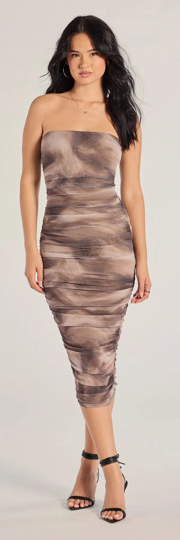 With its mid-calf hem and popular flattering fit, the Mesmerizing Glam Abstract Ruched Midi Dress in taupe nails the balance of trend and ease, redefining go-to midi dresses for any occasion.
