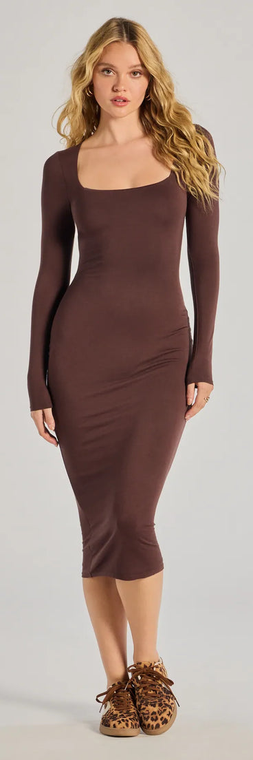 With its mid-calf hem and popular flattering fit, the Modern Minimalist Long Sleeve Midi Dress in brown nails the balance of trend and ease, redefining go-to midi dresses for any occasion.
