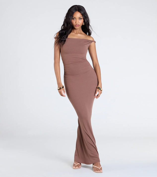 Whether you're headed to brunch or running errands, the Alluring Silhouette Off-The-Shoulder Maxi Dress in brown delivers effortless style in a breathable, go-to casual dress.