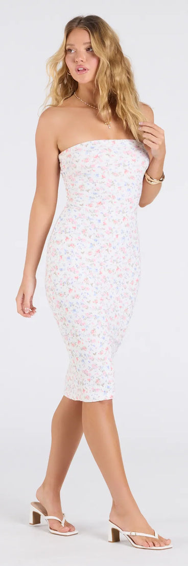 Make a bold statement in the Petit Blooms Floral Eyelet Midi Dress in ivory, the perfect fall dress for weddings, cocktail hours, nights out, and/or seasonal celebrations.