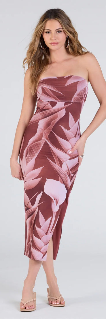 With its mid-calf hem and popular flattering fit, the Maui Nights Strapless Tropical Midi Dress in dark denim wash nails the balance of trend and ease, redefining go-to midi dresses for any occasion.