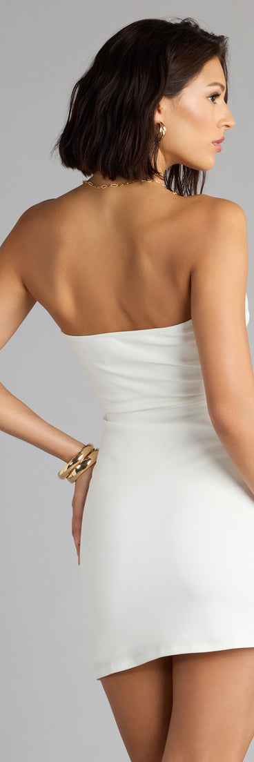 Feel ready for every dance floor moment or feed-worthy reel in the Queen Of The Scene Crepe Strapless Dress, a homecoming dress designed to own your moment.