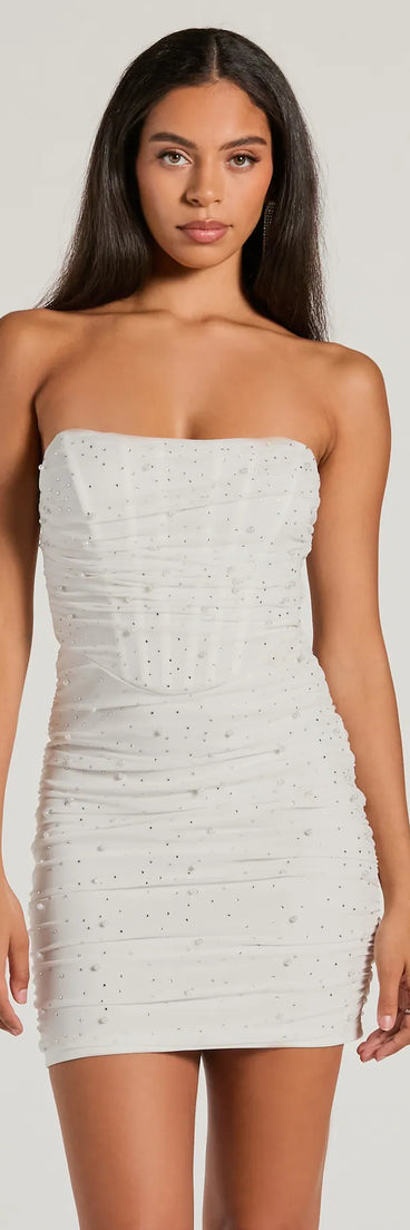 The Glam Era Rhinestone And Pearl Strapless Mini Dress is a mini dress that will make a statement with its short hemline and on-trend details to have you ready for any event!