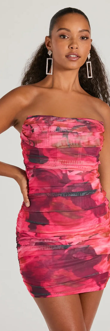 Step into winter chic with the Effortlessly Enchant Strapless Bodycon Mini Dress, a pink mini dress featuring an above-the-knee cut ideal for cocktail parties, festive gatherings, or clubwear.