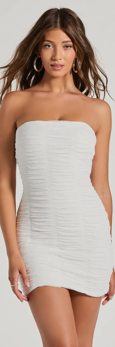 Step into seasonal chic with the Chic Mesh Strapless Bodycon Mini Dress, a multi-color mini dress featuring an above-the-knee cut ideal for cocktail parties, festive gatherings, or clubwear.