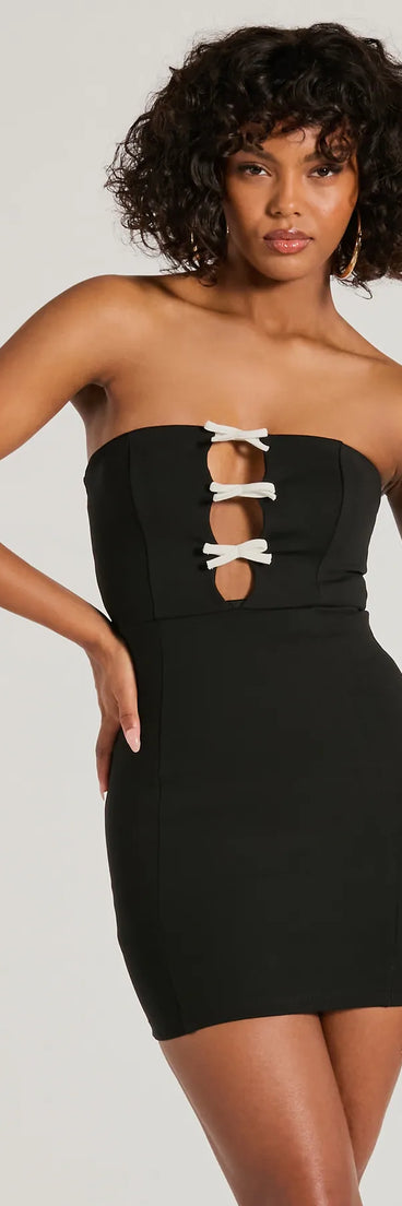 Step into winter chic with the Perfectly Polished Strapless Bow Ponte Mini Dress, a black mini dress featuring an above-the-knee cut ideal for cocktail parties, festive gatherings, or clubwear.
