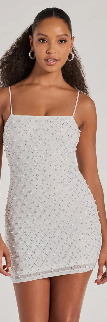 Step into winter chic with the Sophisticated Radiance Rhinestone And Faux Pearl Mesh Mini Dress, a white mini dress featuring an above-the-knee cut ideal for cocktail parties, festive gatherings, or clubwear.