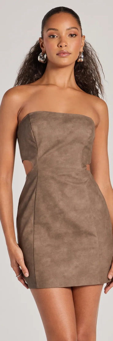 Step into winter chic with the Iconic Allure Faux Leather Strapless Bodycon Mini Dress, a sea foam mini dress featuring an above-the-knee cut ideal for cocktail parties, festive gatherings, or clubwear.