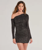 Step into seasonal chic with the Glitzy Era Asymmetrical Long Sleeve Glitter Mini Dress, a raisin purple mini dress featuring an above-the-knee cut ideal for cocktail parties, festive gatherings, or clubwear.