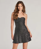 Step into seasonal chic with the Glow On Girl Sleeveless Glitter Mini Dress, a raisin purple mini dress featuring an above-the-knee cut ideal for cocktail parties, festive gatherings, or clubwear.