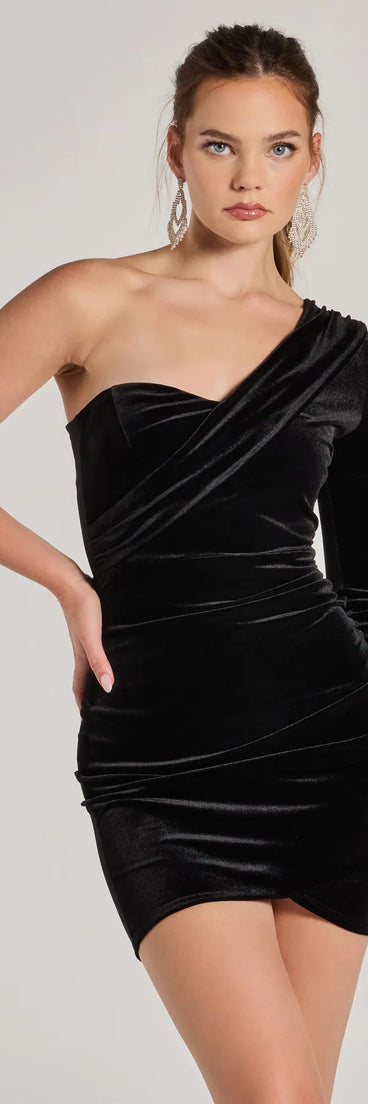 Step into seasonal chic with the Luxe Affair Velvet One-Shoulder Mini Dress, a black mini dress featuring an above-the-knee cut ideal for cocktail parties, festive gatherings, or clubwear.