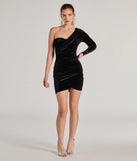 Make a bold statement in the Luxe Affair Velvet One-Shoulder Mini Dress in black, the perfect summer dress for weddings, cocktail hours, nights out, and/or seasonal celebrations.