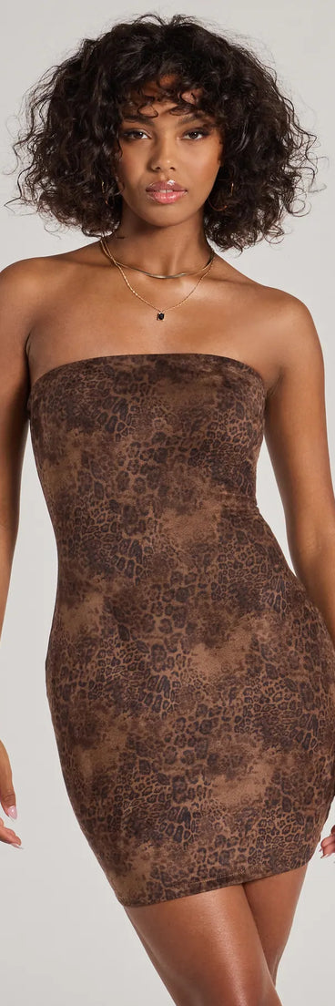Step into seasonal chic with the Serving Sultry Leopard Faux Suede Strapless Mini Dress, a brown mini dress featuring an above-the-knee cut ideal for cocktail parties, festive gatherings, or clubwear.