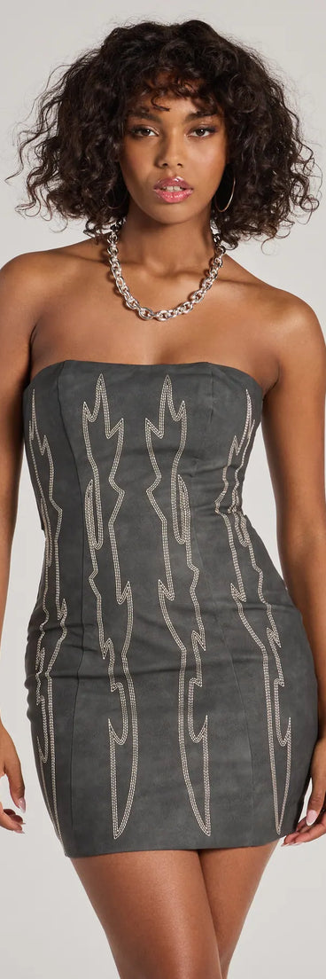 Step into seasonal chic with the Western Baddie Strapless Lace-Up Mini Dress, a charcoal mini dress featuring an above-the-knee cut ideal for cocktail parties, festive gatherings, or clubwear.