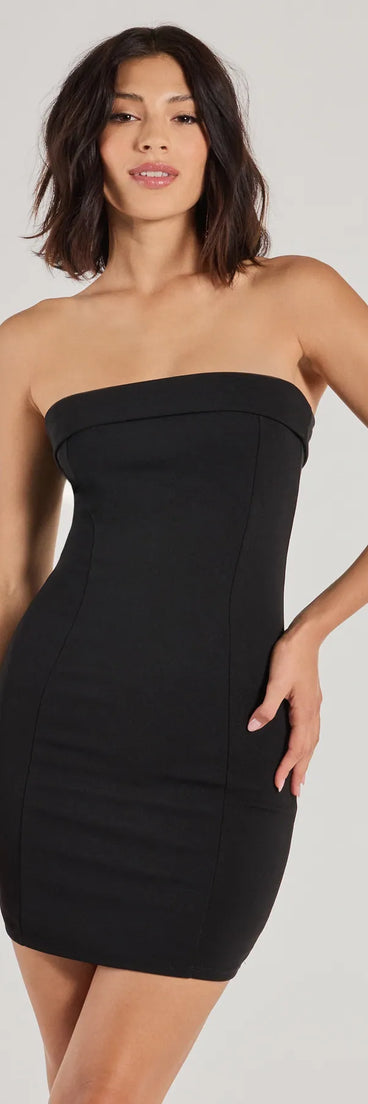 Keep it classic with the Classic Crepe Strapless Bodycon Mini Dress, a feed-worthy pick from Windsor's black homecoming dress collection made to stop their scroll from pictures to the dance floor.