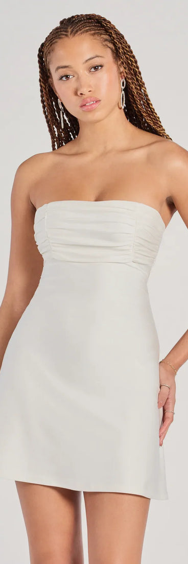 Own your moment in the Chic Amore Strapless Pleated Satin A-Line Mini Dressin white, a standout 2025 Homecoming Dress that captures all the glam and energy of the night.