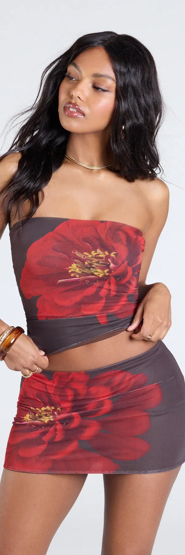 For college campus looks, game day outfits, or a bold going-out vibe, the Bold Flirt Floral Mesh Tube Top is an on-trend brown crop top that easily styles with your favorite denim.
