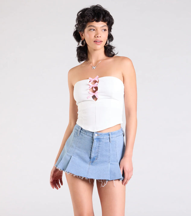 Stay on-trend this season with the Lookin' Cute Bow-Trim Cutout Top in white, a must-have for creating stylish and effortless summer outfits for women.