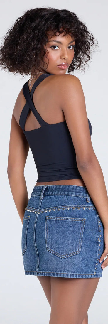 From bold to effortless, the Essential Energy Halter Crop Top lets you define your vibe with black tops that speak your style.