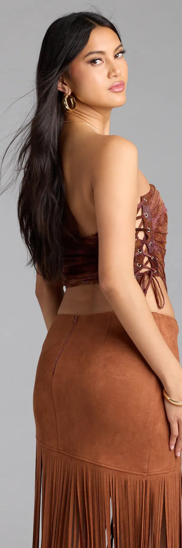 Add a seasonal refresh to your look with the Romantic Nights Lace-Up Paisley Corset Top, a trendy top in brown made for easy styling for any vibe.