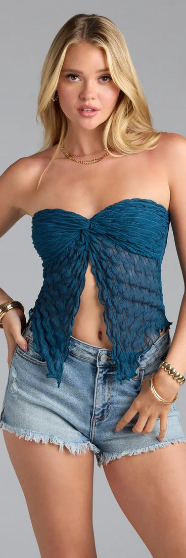 Complete your look with the Hot To Go Strapless Slit Crop Top, a trendy navy blue top that’s ready to pair with anything in your fall rotation.