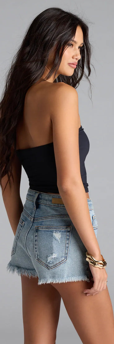 From bold to effortless, the Sunny Day Bestie Crop Tube Top lets you define your vibe with black tops that speak your style.