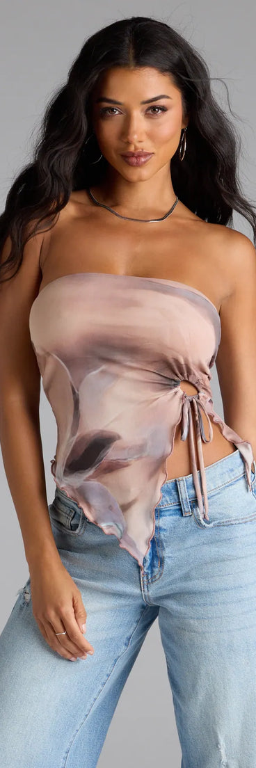 With its midriff cut and trend-forward fit, the New Babe Strapless Slit Abstract Crop Top is a multi-color crop top made to pair with skirts, denim, or whatever vibe you're feeling this season.