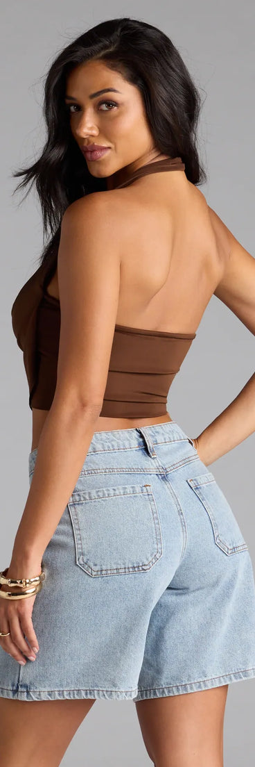 For college campus looks, game day outfits, or a bold going-out vibe, the Take The Plunge Sleeveless Halter Crop Top is an on-trend brown crop top that easily styles with your favorite denim.