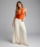 For college campus looks, game day outfits, or a bold going-out vibe, the Serving Vibes Halter Crop Top is an on-trend orange crop top that easily styles with your favorite denim.