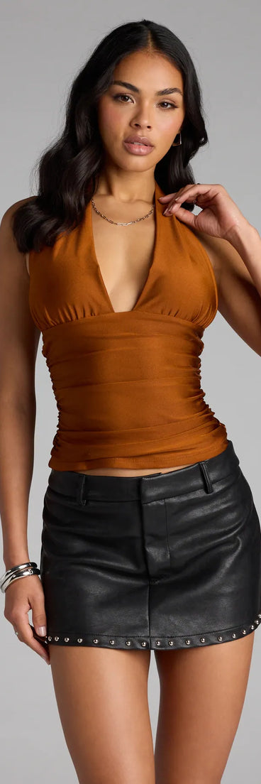 For college campus looks, game day outfits, or a bold going-out vibe, the Serving Vibes Halter Crop Top is an on-trend mocha brown crop top that easily styles with your favorite denim.