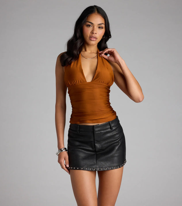 For college campus looks, game day outfits, or a bold going-out vibe, the Serving Vibes Halter Crop Top is an on-trend mocha brown crop top that easily styles with your favorite denim.