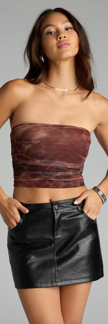 Complete your look with the Bare It Boldly Leopard Cropped Tube Top, a trendy brown top that’s ready to pair with anything in your fall rotation.