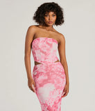 Stay on-trend this season with the Floral Sensation Strapless Crop Bustier in pink, a must-have for creating stylish and effortless spring outfits for women.