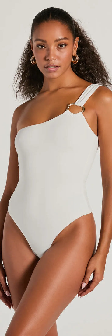 Essential for your seasonal closet, the Perfect Piece One-Shoulder Hoop Bodysuit offers a trendy twist on everyday tops so you can elevate your style effortlessly.