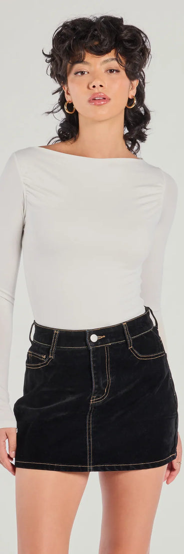 Show off your style in the Cute Basic Boat Neck Long Sleeve Crop Top, a off-white crop top designed for bold looks and effortless versatility.