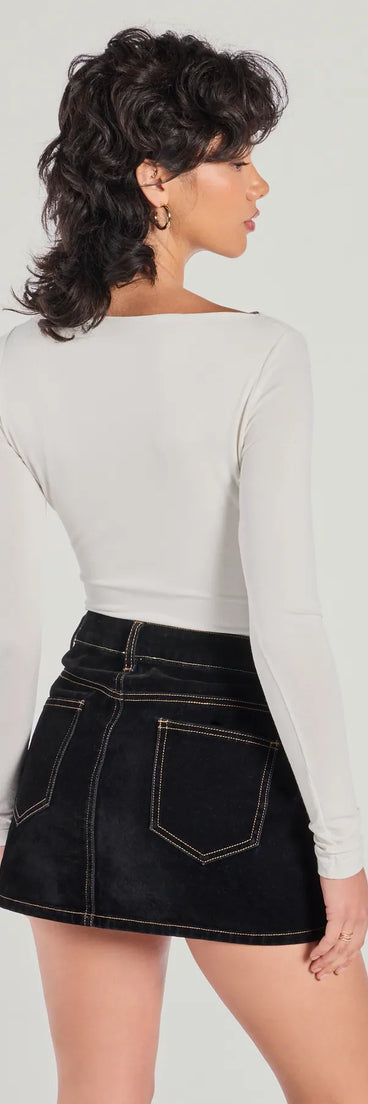 With its midriff cut and trend-forward fit, the Cute Basic Boat Neck Long Sleeve Crop Top is a off-white crop top made to pair with skirts, denim, or whatever vibe you're feeling this season.
