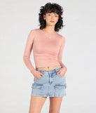 Stay on-trend this season with the Essential Update Long Sleeve Crop Top in mauve, a must-have for creating stylish and effortless spring outfits for women.
